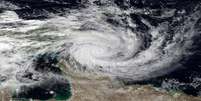 O ciclone Ita está classificado como força 2, em uma escala que vai até 5, depois de perder parte de sua energia  Foto: Reuters
