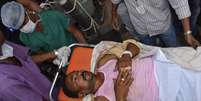 Homem atingido por bomba neste sábado é levado ao hospital em Chhattinsgarh, Índia. Ataques mataram 14 pessoas neste final de semana  Foto: Reuters