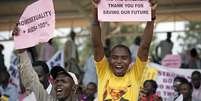 Ugandenses manifestam apoio a projeto de lei antigays assinado pelo presidente do país   Foto: AFP