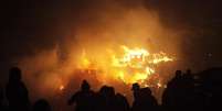 O fogo começou como um incêndio florestal em La Pólvora, mas o forte vento fez com que se propagasse para as regiões povoadas  Foto: EFE