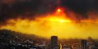 <p>Incêndio, iniciado na tarde do último sábado, já queimou 850 hectares até a noite desta segunda-feira</p>  Foto: AFP