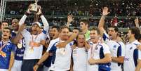 Cruzeiro levanta a taça do Campeonato Mineiro depois de empate sem gols na final contra Atlético-MG  Foto: Ramon Bittencourt / Agência Lance