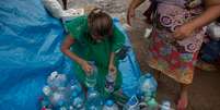 <p>Cerca de 500 moradores da "favela da Telerj" permanecem acampados em frente à prefeitura da capital fluminense desde a sexta-feira</p>  Foto: Mauro Pimentel / Terra