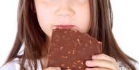 Ao contrário do que muitos pais acreditam, o chocolate traz benefícios ao organismo e pode ser consumido diariamente por crianças, mas com moderação  Foto: Shutterstock