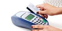 É preciso abrir uma conta jurídica para que a empresa tenha acesso às máquinas de cartão de crédito e débito  Foto: Shutterstock