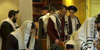 <p>Pesquisas sugerem que muitos judeus temem usar roupas que os identifiquem</p>  Foto: BBC