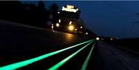 <p>Pintura usada em estrada se 'carrega' durante o dia e libera um brilho verde à noite</p>  Foto: Getty Images 