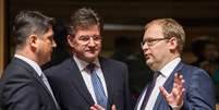 Ministros da UE se reúnem em Luxemburgo nesta segunda-feira; na foto, ministros da Estônia, Romênia e Eslováquia  Foto: AP