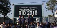 <p>Operários da construção do Parque Olímpico dos Jogos de 2016 durante manifestação em frente ao canteiro de obras, no Rio de Janeiro</p>  Foto: Ricardo Moraes / Reuters