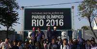 <p>Oper&aacute;rios da constru&ccedil;&atilde;o do Parque Ol&iacute;mpico dos Jogos de 2016 durante manifesta&ccedil;&atilde;o em frente ao canteiro de obras, no Rio de Janeiro</p>  Foto: Ricardo Moraes / Reuters