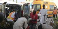 <p>Vítimas de atentado são socorridas em terminal de ônibus na Nigéria nesta segunda-feira</p>  Foto: Reuters
