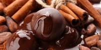O chocolate amargo possui mais quantidade de cacau, cerca de 57% a mais, além de pouco açúcar, aposta certa para preservar a saúde bucal  Foto: Shutterstock