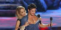 <p>Rita Ora tirou a camisa de Zac Efron no palco</p>  Foto: Reuters