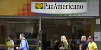 <p>Pedestres passam em frente a uma unidade do Banco PanAmericano, chamado de Banco Pan desde 2013, em São Paulo</p>  Foto: Getty