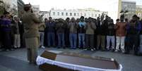 <p>Pessoas rezam diante do caixão que transporta o corpo de Shehzad Luqman, imigrante paquistanês que foi assassinado depois de ser esfaqueado, durante uma cerimônia em frente a prefeitura em Atenas, em 19 de janeiro de 2013</p>  Foto: AP