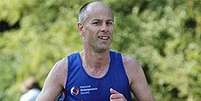 <p>Robert Berry desmaiou depois de cruzar a linha de chegada da maratona de Londres</p>  Foto: PA