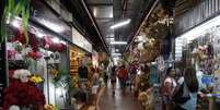 <p>Pessoas fazem compras no Mercado Central em Belo Horizonte. As vendas no comércio varejista brasileiro registraram leve alta de 0,2 por cento em fevereiro na comparação com janeiro, segundo mês seguido de ganho, porém mostrando perda de força com moderação no consumo. 09/04/2014</p>  Foto: Washington Alves / Reuters