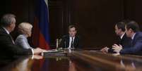 <p>Primeiro-ministro russo, Dmitry Medvedev da Rússia preside uma reunião com vice-premier Arkady Dvorkovich (segundo a direita), em Moscou, em 14 de abril</p>  Foto: Reuters
