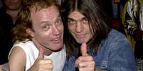 Angus e Malcolm Young em foto de 2000  Foto: Getty Images 