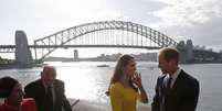 <p>Pr&iacute;ncipe William e sua esposa Catherine, Duquesa de Cambridge, s&atilde;o retratados em frente a&nbsp;Sydney Harbour Bridge, durante recep&ccedil;&atilde;o nesta quarta-feira,&nbsp;16 de abril</p>  Foto: Reuters