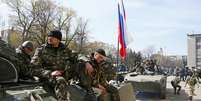 Homens armados sentam sobre um carro blindado, com uma bandeira russa, em Slaviansk, na Ucrânia, nesta quarta-feira. 16/04/2014  Foto: Gleb Garanich / Reuters