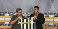 <p>Mancini recebe camisa do Botafogo em apresentação oficial</p>  Foto: Satiro Sodré/SSPress / Divulgação
