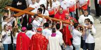 <p>Milhares de fiéis participam anualmente da Via Crúcis, que vai ser transmitida ao vivo pela televisão pública italiana; foto mostra cerimônia de Domingo de Ramos</p>  Foto: Reuters