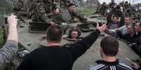 <p>Milícias pró-rússia bloqueiam a passagem dos veículos do exército ucraniano na cidade de Kramatorsk, no leste da Ucrânia</p><p> </p>  Foto: AP