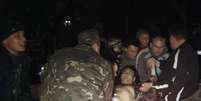 Ao menos três pessoas morreram na noite de quarta-feira e outras 13 ficaram feridas durante uma tentativa de invasão de um quartel militar na cidade de Mariupol  Foto: Stringer  / Reuters