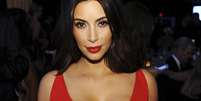 Em evento, Kim Kardashian apostou na dupla vestido e batom vermelho para se destacar  Foto: Getty Images 