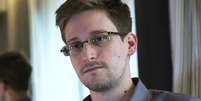 <p>Edward Snowden, ex- analista da NSA é visto nesta imagem tirada de vídeo durante uma entrevista ao The Guardian em seu quarto de hotel em Hong Kong, em 6 de junho de 2013</p>  Foto: Reuters