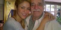 <p>Shakira postou foto abraçada a Gabriel García Márquez</p>  Foto: @shakira/ Instagram / Reprodução