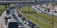 Trânsito no sentido interior da Rodovia Castello Branco, na altura da cidade de Barueri, SP, nesta sexta-feira (18), na saída para o feriado de Páscoa.   Foto: Marcos Bezerra / Futura Press