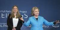 Chelsea (esquerda) e Hillary Clinton participam de um evento em Nova York, nos Estados Unidos, nesta quinta-feira. 17/04/2014  Foto: Andrew Kelly / Reuters