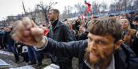 <p>Manifestantes pró-Rússia durante protestos nessa sexta-feira; eles rejeitaram acordo feito em Genebra na última semana</p>  Foto: Reuters