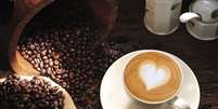 <p>Apesar de trazer alguns riscos, a cafeína também representa benefícios à saúde</p>  Foto: Getty Images 
