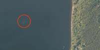 <p>Uma criatura enorme, ainda não identificada, foi fotografada nadando próxima de Dores, na Escócia, por um satélite da Apple há pouco mais de seis meses</p>  Foto: Daily Mail / Reprodução