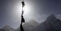 <p>Na foto, vista do Everestem 2011. Equipe de emergência faz busca por corpos de desaparecidos após avalanche matar 13 guias de escalada</p>  Foto: Reuters