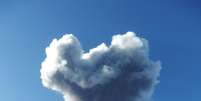 <p>Vulcão Ubinas expelindo cinzas e fumaça em setembro de 2013; mais de mil pessoas estão desabrigadas em nova atividade do vulcão</p>  Foto: AFP