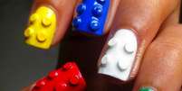 <p>Neste caso, a criatividade foi longe: a textura utilizada dá a impressão que as unhas são peças de Lego</p>  Foto: Monica Giove/Pinterest / Reprodução