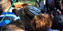 Caixão com o corpo de Luciano do Valle é enterrado em Campinas  Foto: Alessandro Torres / Futura Press