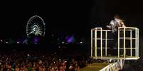 <p>Muse tocou sobre o público do Coachella com ajuda de gruas</p>  Foto: Getty Images 