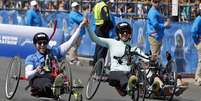 Patrick Downes e Jessica Kensky cruzaram juntos a linha de chegada da maratona de Boston 2014, um ano após perderem a perna em atentado  Foto: AP