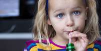 Evite refrigerantes, principalmente aqueles com cafeína, capazes de interferir no sono da criança   Foto: Shutterstock