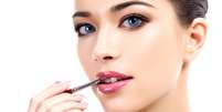 O gloss confere um volume aparente aos lábios   Foto: Shutterstock