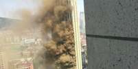 Prédio de 34 andares pegou fogo após acidente durante uma obra  Foto: BBC News Brasil