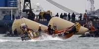 Equipes de resgate seguem procurando por sobreviventes do naufrágio  Foto: AP