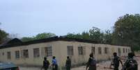 <p>Policiais passam em frente&nbsp;&agrave; escola secund&aacute;ria de Chibok, onde membros do grupo isl&acirc;mico Boko Haram sequestraram centenas de estudantes, em 14 de abril</p><p>&nbsp;</p>  Foto: AP