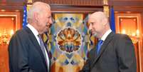 Joe Biden (à esq.) foi recebido pelo primeiro-ministro interino da Ucrânia, Oleksander Turchinov  Foto: Reuters