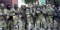 <p>Milicianos pró-rússia posam para foto depois de ocupar uma delegacia da cidade de Slovyansk, em 12 de abril</p>  Foto: AP